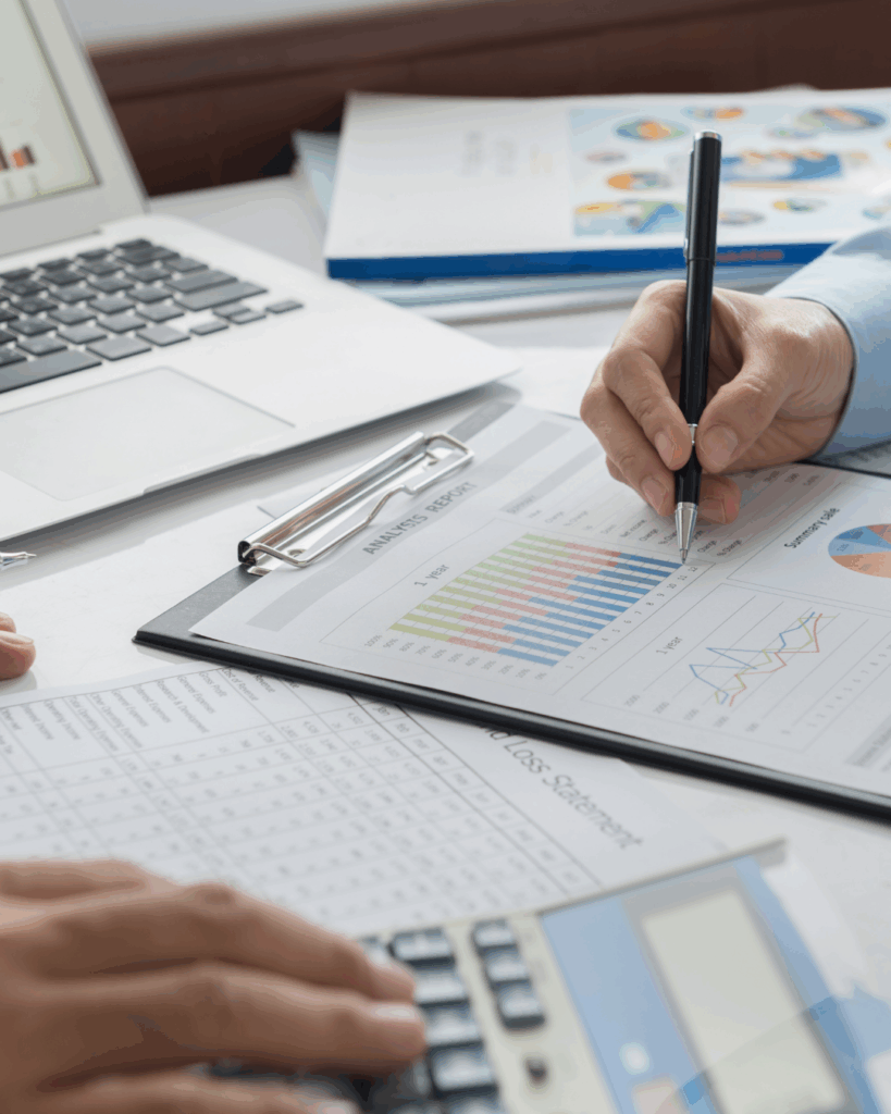 Trabajadores realizando estadísticas