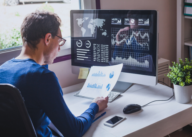 Hombre observando datos y estadísticas