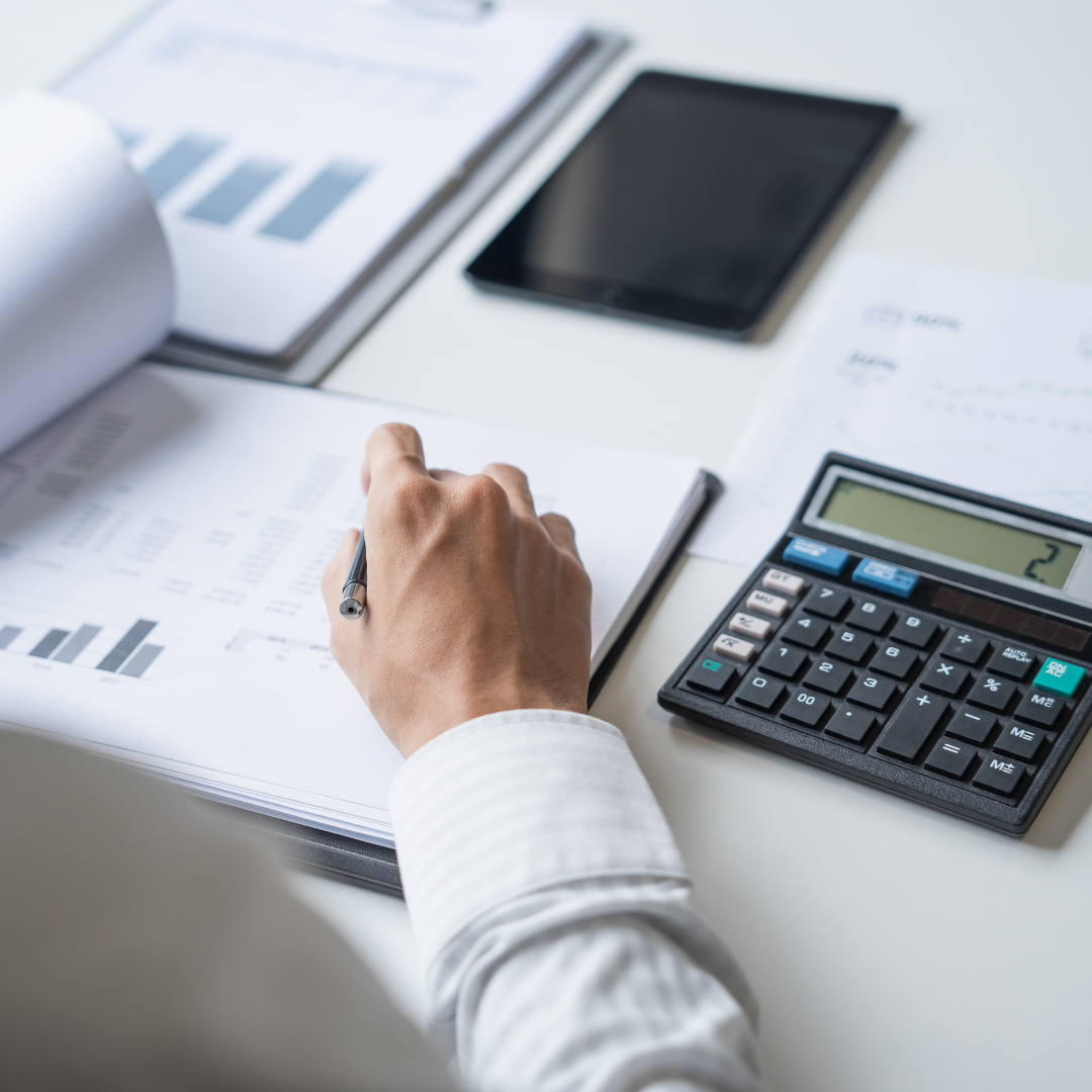 Hombre realizando cálculos